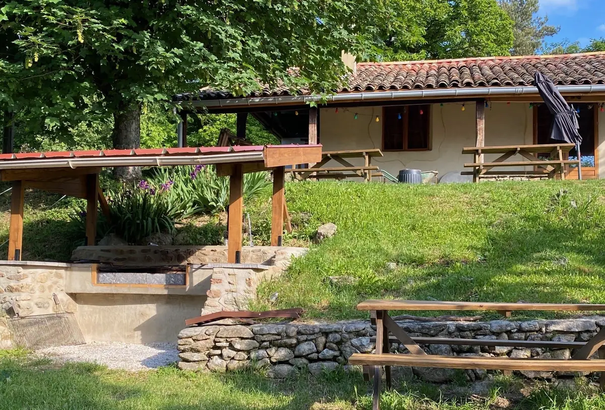 Le barbecue et les grandes tables de bois, dehors