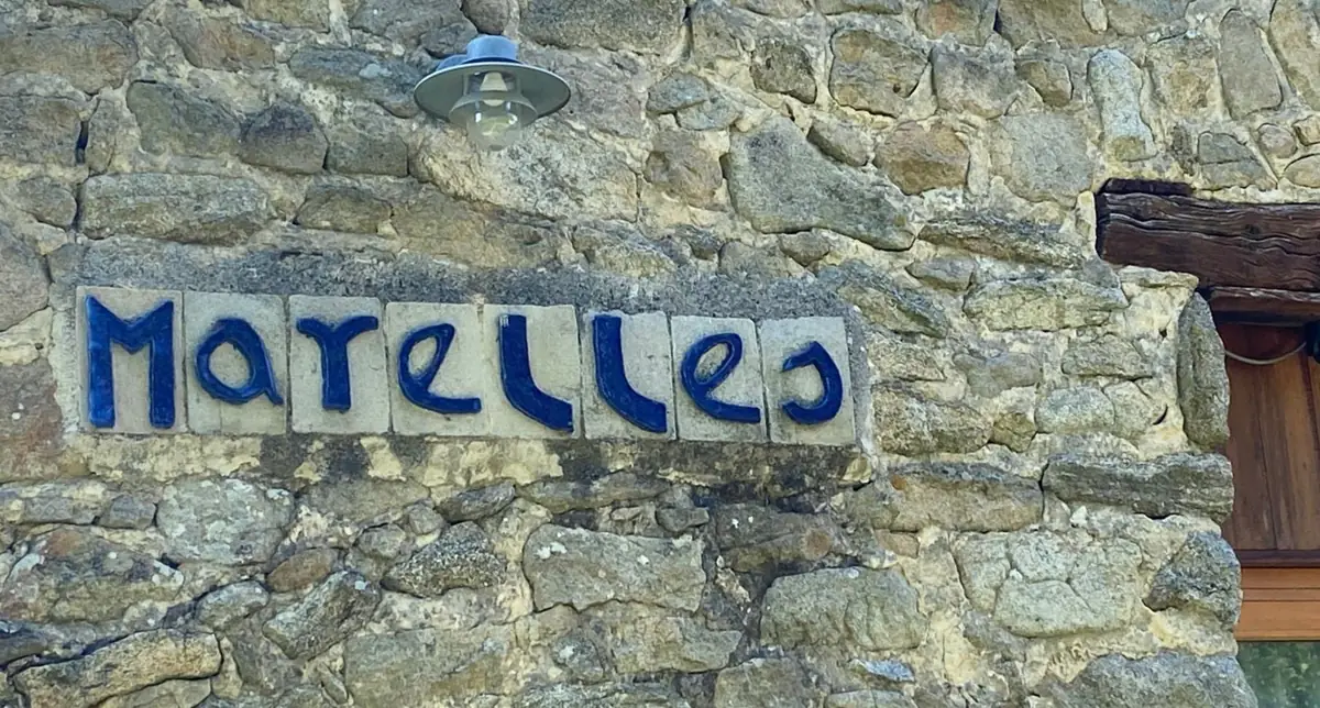 L'enseigne Marelles peinte sur un mur de pierre