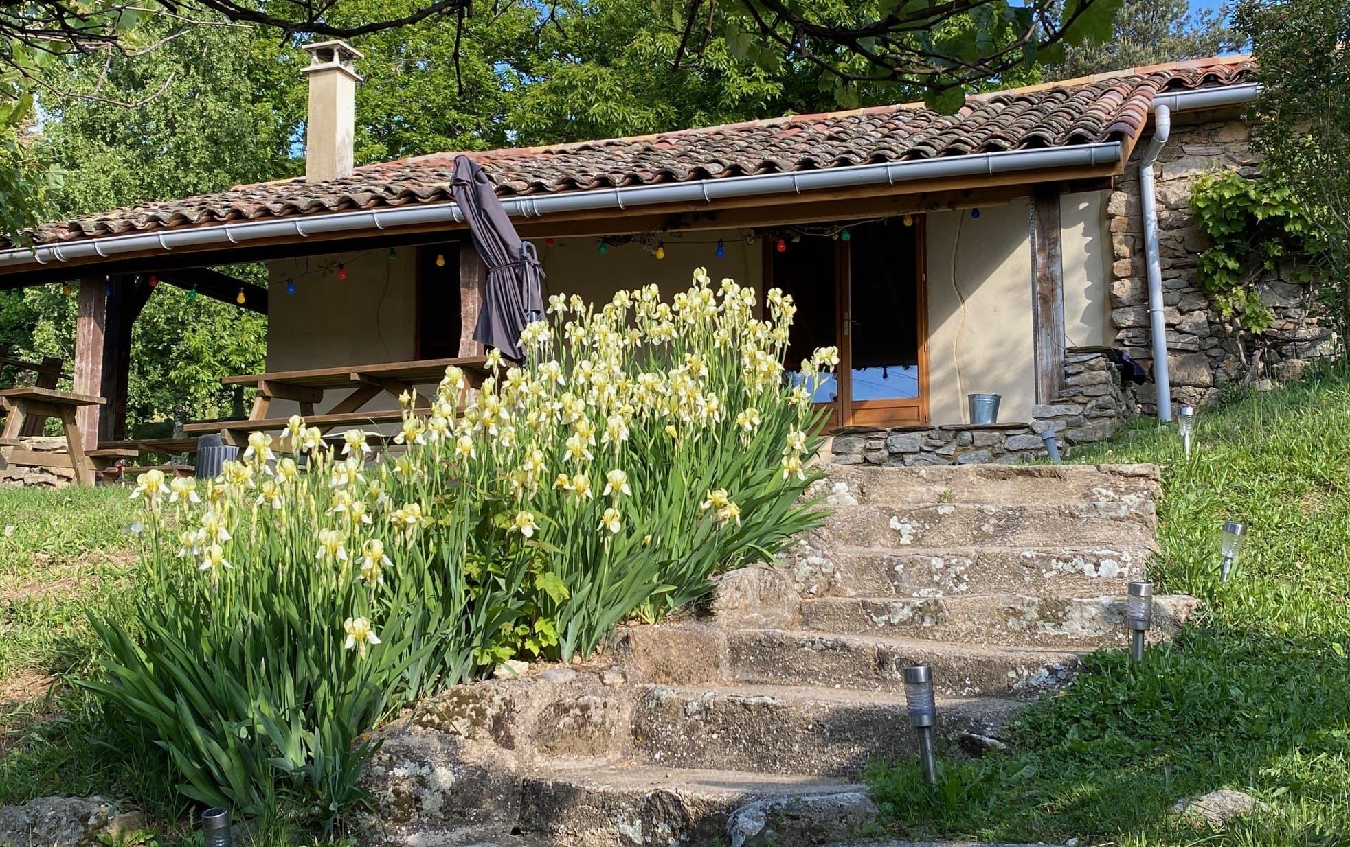 La Salle du Haut, son escalier de pierre et ses fleurs